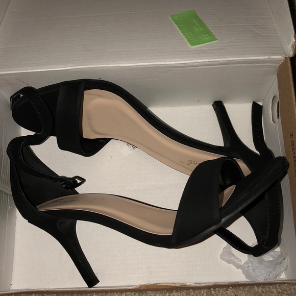 NEW Black Heels - Picture 1 of 3